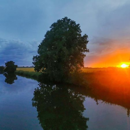 Ferienglueck An Der Nordsee Buche Deine Erdgeschoss-Ferienwohnung Mit Kamin Terrasse Und Eingezaeuntem Garten Fuer Unvergessliche Auszeiten Altfunnixsiel Eksteriør billede