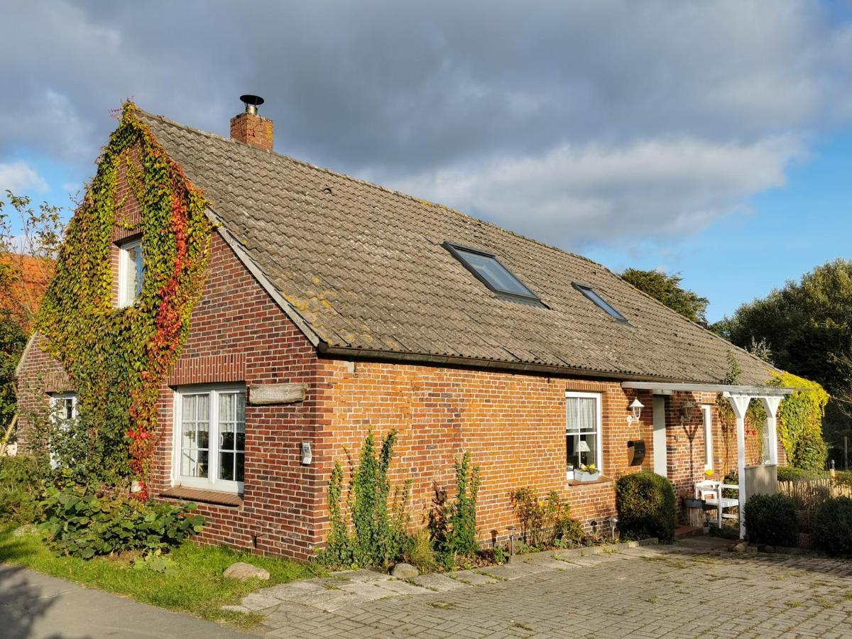 Ferienglueck An Der Nordsee Buche Deine Erdgeschoss-Ferienwohnung Mit Kamin Terrasse Und Eingezaeuntem Garten Fuer Unvergessliche Auszeiten Altfunnixsiel Eksteriør billede